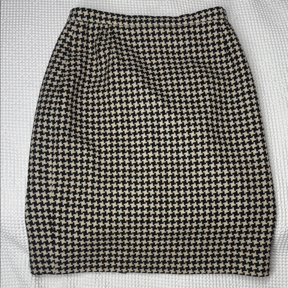 Classic Carisle Wool Houndstooth Pencil Skirt in Black and Cream - Size 8